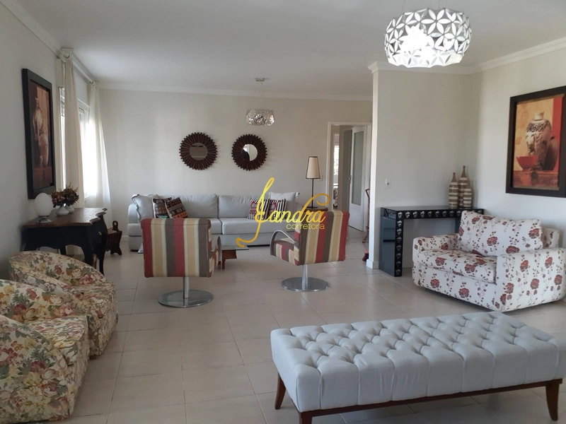 Casa bem localizada, finamente mobiliada e decorada.