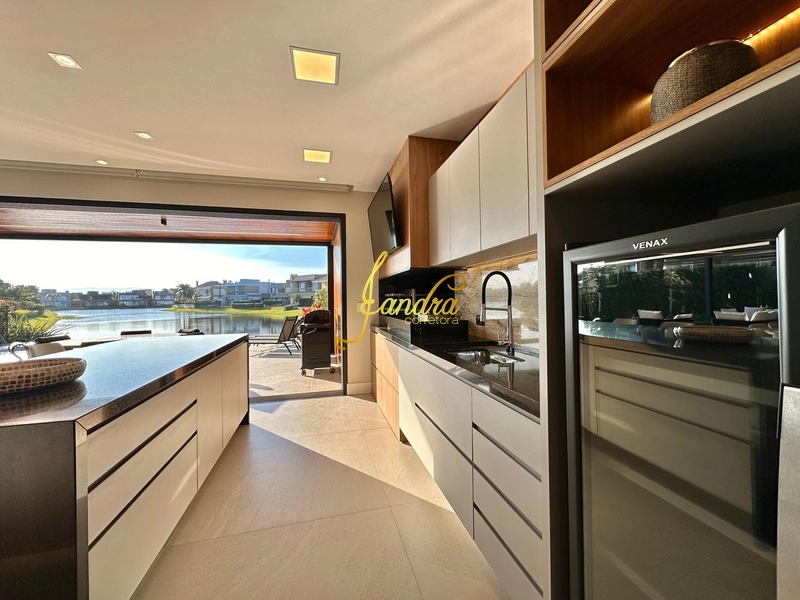 Sobrado Beira Lago,  mobiliado e decorado com 05 suítes e piscina: 28ª foto da galeria de imagens do imóvel