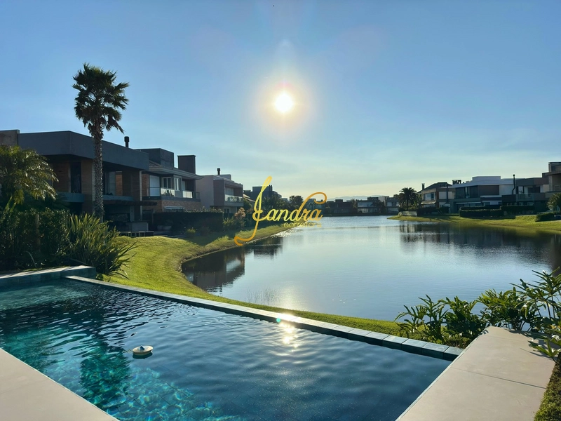 Sobrado Beira Lago,  mobiliado e decorado com 05 suítes e piscina: 33ª foto da galeria de imagens do imóvel