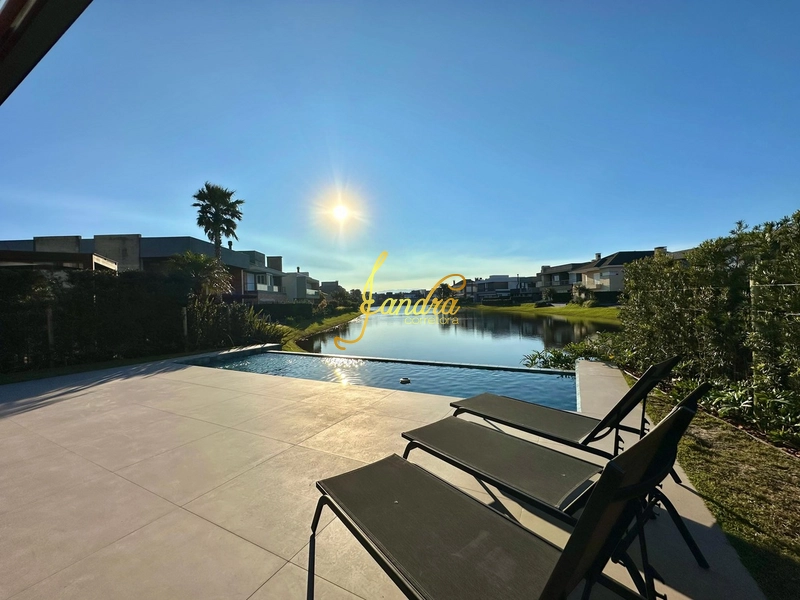 Sobrado Beira Lago,  mobiliado e decorado com 05 suítes e piscina: 3ª foto da galeria de imagens do imóvel