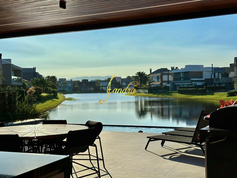 Sobrado Beira Lago,  mobiliado e decorado com 05 suítes e piscina: 32ª foto da galeria de imagens do imóvel