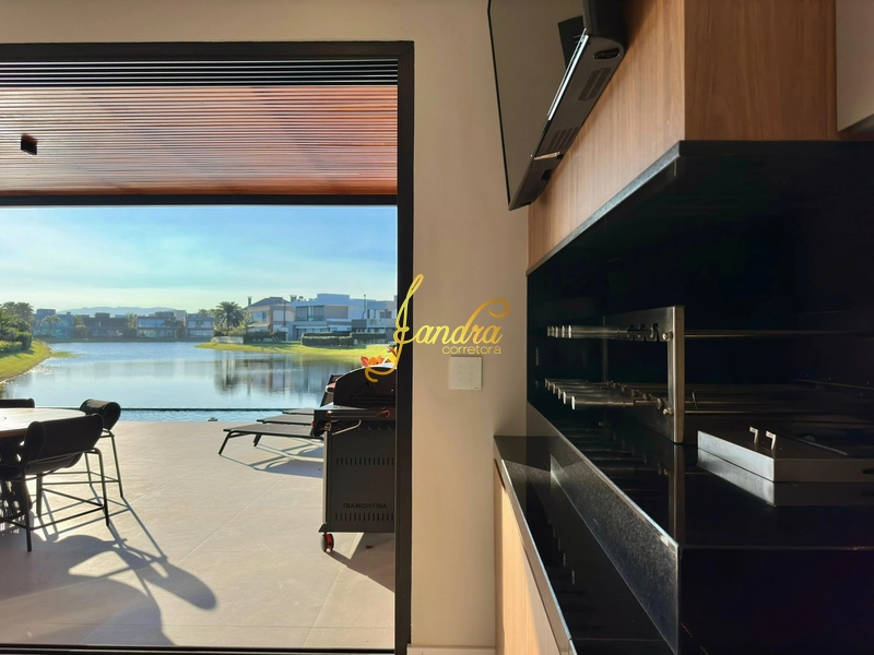 Sobrado Beira Lago,  mobiliado e decorado com 05 suítes e piscina: 2ª foto da galeria de imagens do imóvel