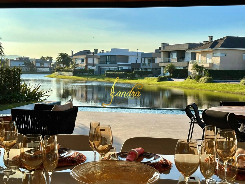 Sobrado Beira Lago,  mobiliado e decorado com 05 suítes e piscina: 39ª foto da galeria de imagens do imóvel