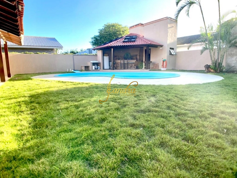 Casa em Atlântida perto mar, com 04 dormitórios e piscina: 1ª foto da galeria de imagens do imóvel
