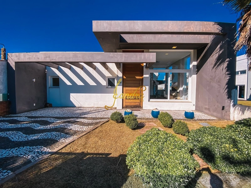 Casa térrea com dois lotes próximo ao mar: 1ª foto da galeria de imagens do imóvel