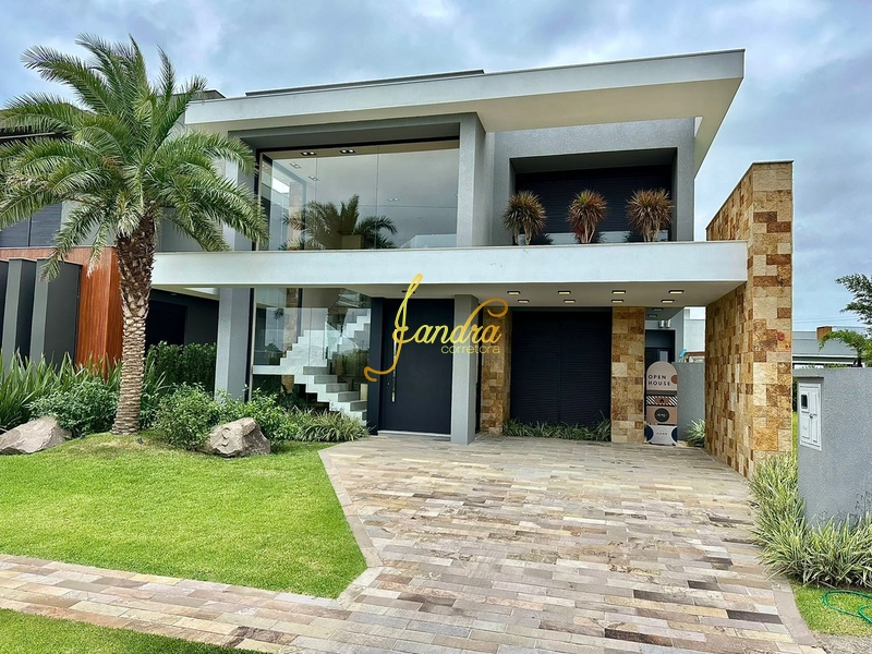 Sobrado com 04 suítes, uma sendo master com closet, mobília