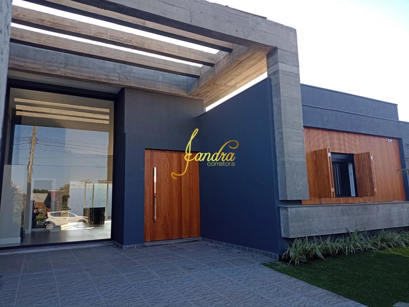 Casa térrea com dois lotes próximo ao mar: 1ª foto da galeria de imagens do imóvel