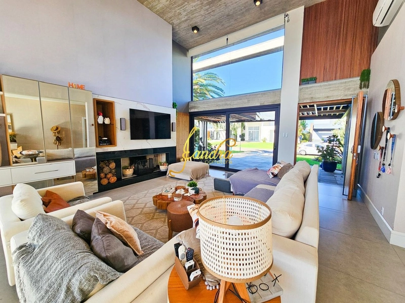 Casa térrea no Enseada com piscina BEIRA LAGO: 5ª foto da galeria de imagens do imóvel