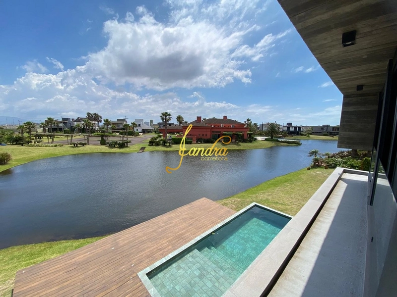 Sobrado com piscina, 06 suítes, mobiliado e decorado