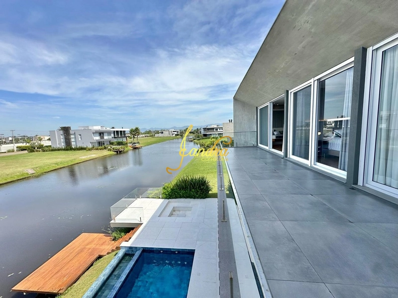 Sobrado mobiliado e decorado com 05 suítes e piscina em concreto: 6ª foto da galeria de imagens do imóvel