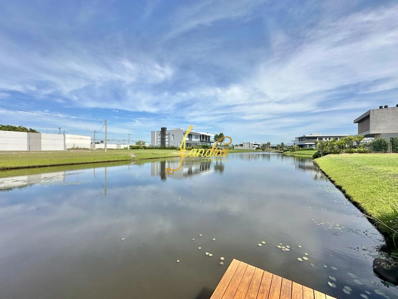 Sobrado mobiliado e decorado com 05 suítes e piscina em concreto: 8ª foto da galeria de imagens do imóvel