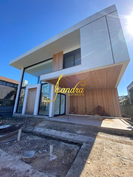 Sobrado novo com 05 suítes