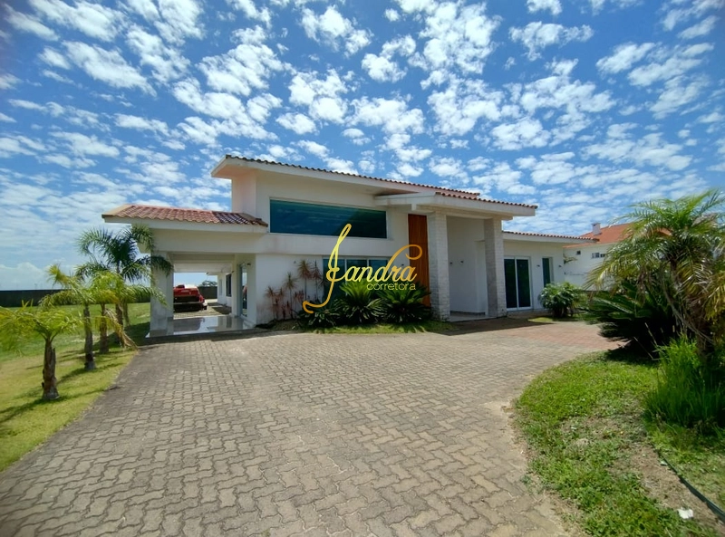 Casa térrea com 500m2 de área construída com SETE suítes