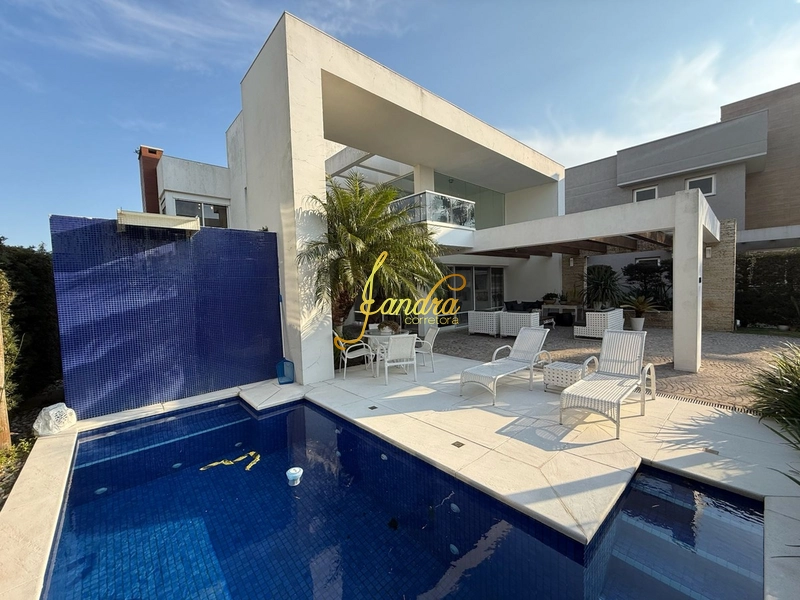 Sobrado mobiliado e decorado com piscina