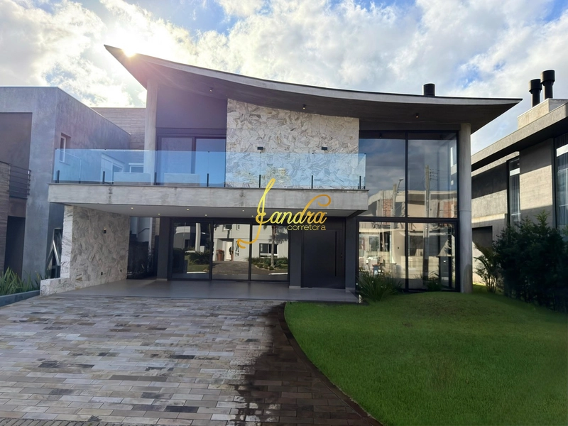 Sobrado com 05 suítes, com 400m2 de área construída