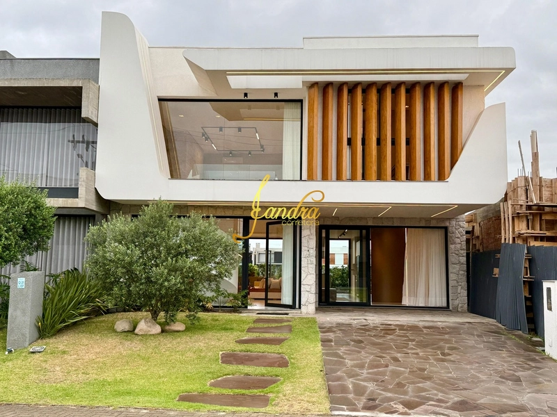 Sobrado beira lago, com piscina aquecida: 2ª foto da galeria de imagens do imóvel