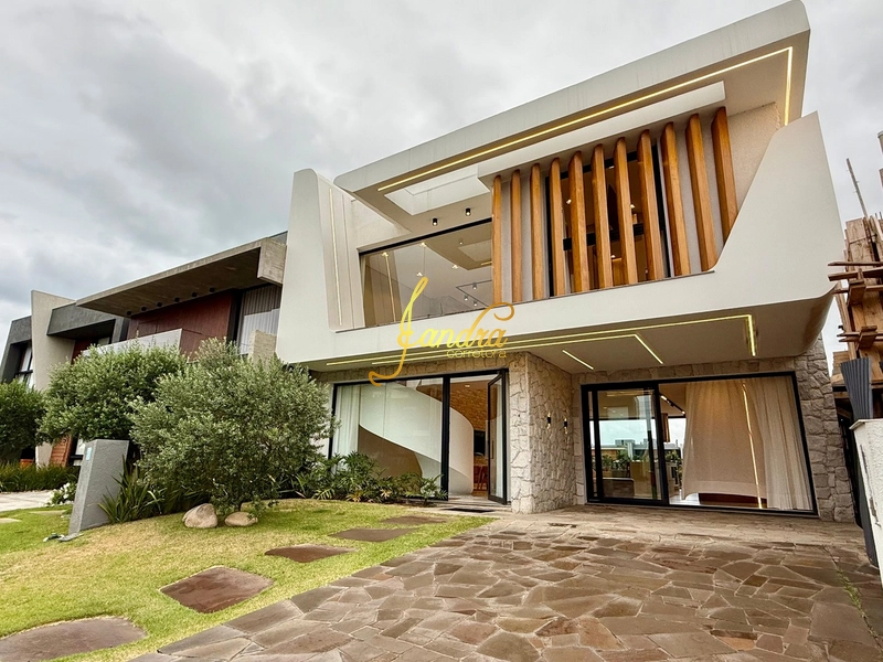 Sobrado beira lago, com piscina aquecida: 1ª foto da galeria de imagens do imóvel