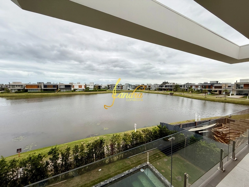 Sobrado beira lago, com piscina aquecida: 36ª foto da galeria de imagens do imóvel