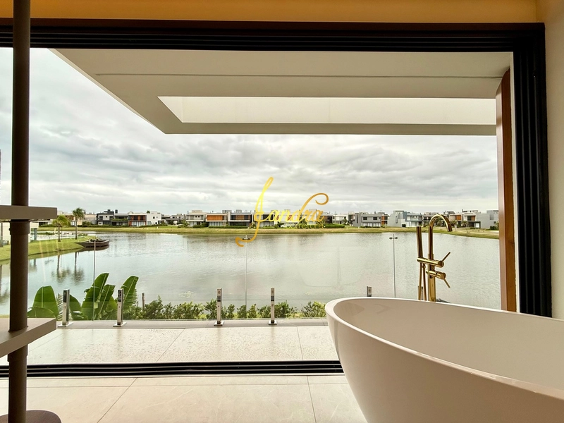 Sobrado beira lago, com piscina aquecida: 32ª foto da galeria de imagens do imóvel