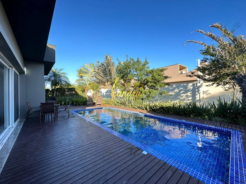 Casa térrea mobiliada e decorada com piscina