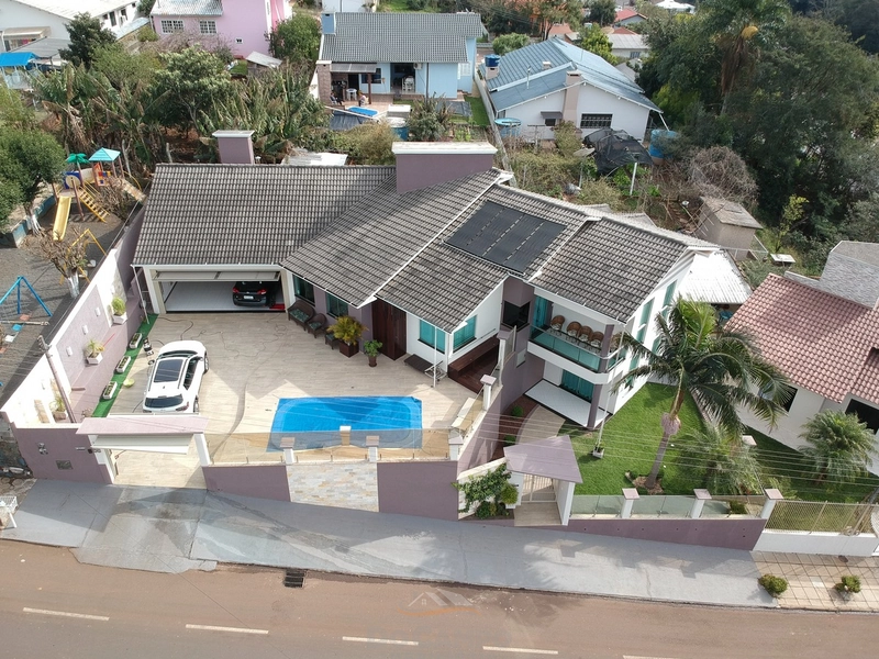 CASA COM PISCINA: 1ª foto da galeria de imagens do imóvel