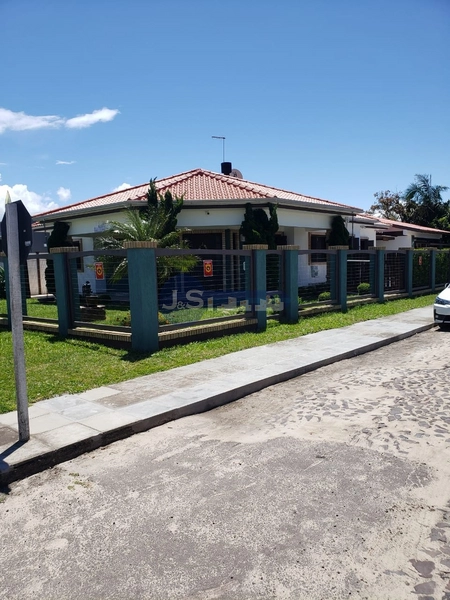 Exatamente casa de praia em região de moradores: 1ª foto da galeria de imagens do imóvel