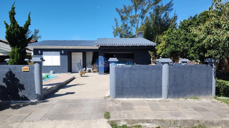 Casa de praia com piscina: 1ª foto da galeria de imagens do imóvel