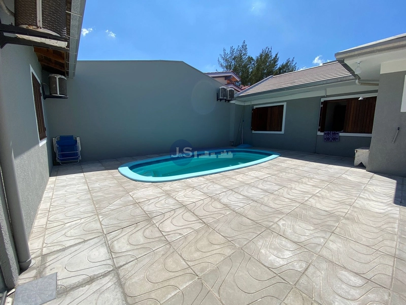 Casa com piscina próxima ao mar: 14ª foto da galeria de imagens do imóvel