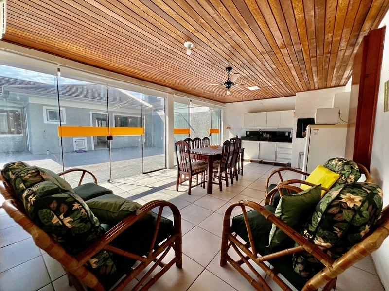 Casa com piscina próxima ao mar: 28ª foto da galeria de imagens do imóvel