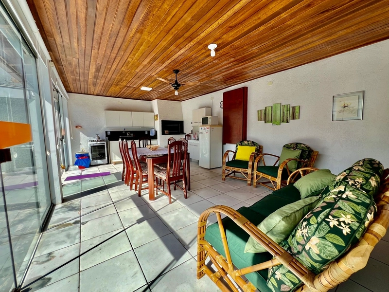 Casa com piscina próxima ao mar: 25ª foto da galeria de imagens do imóvel