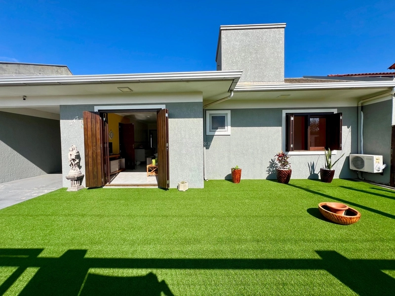 Casa com piscina próxima ao mar: 2ª foto da galeria de imagens do imóvel