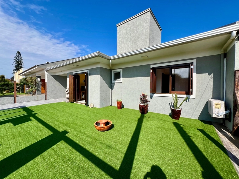 Casa com piscina próxima ao mar: 1ª foto da galeria de imagens do imóvel