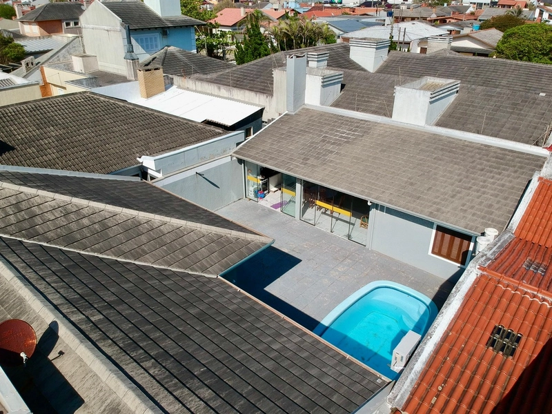 Casa com piscina próxima ao mar: 38ª foto da galeria de imagens do imóvel