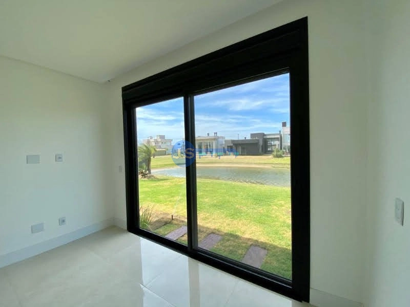 MAGNÍFICA CASA CEM CONDOMINIO COM FUNDO PARA O LAGO: 31ª foto da galeria de imagens do imóvel