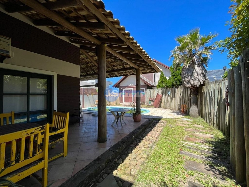 Casa em Atlântida Sul: 40ª foto da galeria de imagens do imóvel