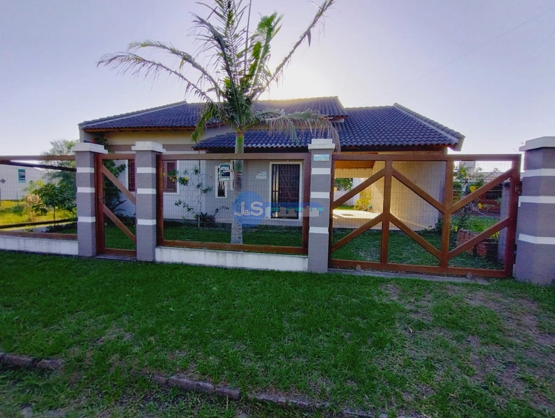 Casa em Atlântida Sul: 1ª foto da galeria de imagens do imóvel