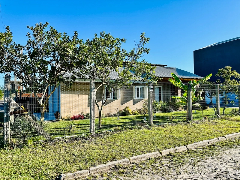 Casa em Atlântida Sul: 1ª foto da galeria de imagens do imóvel
