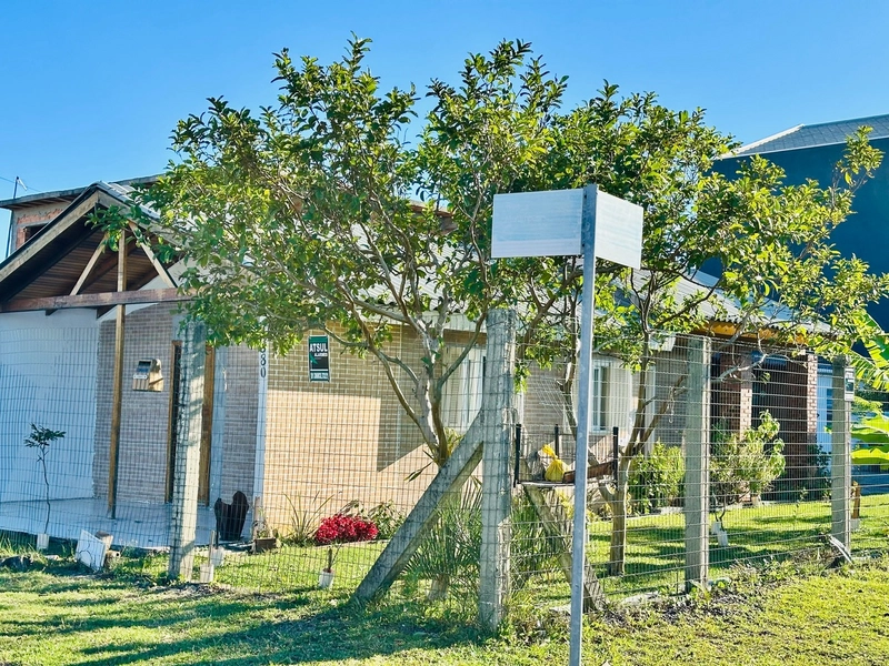 Casa em Atlântida Sul: 2ª foto da galeria de imagens do imóvel