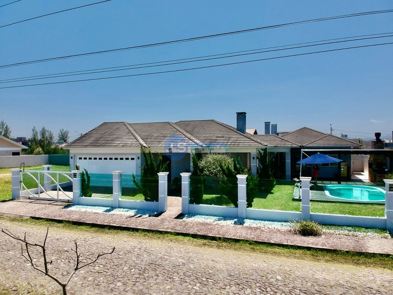 Casa em Atlântida Sul: 8ª foto da galeria de imagens do imóvel