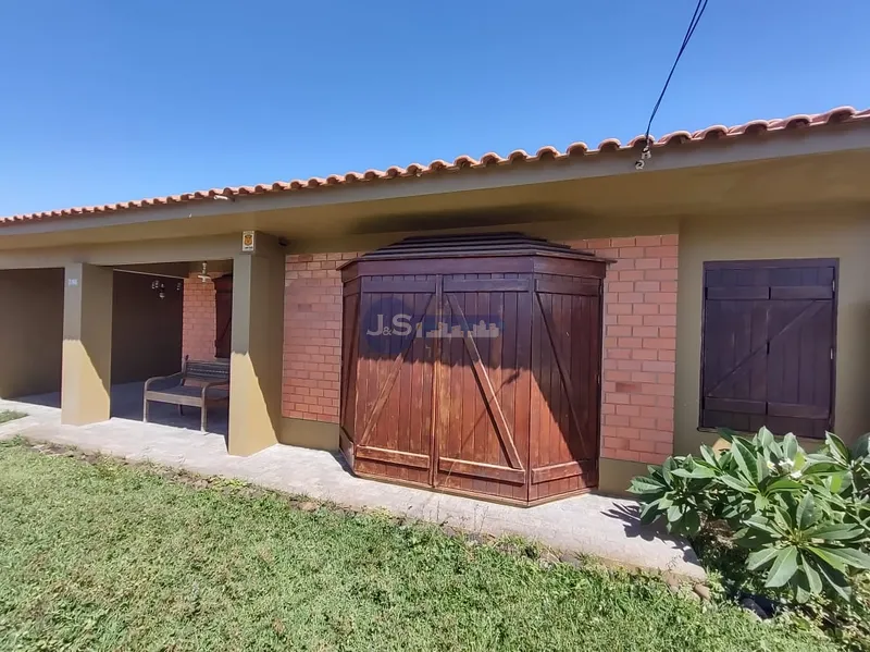 CASA DE PRAIA EM LAJE PRÓXIMO AO MAR: 3ª foto da galeria de imagens do imóvel