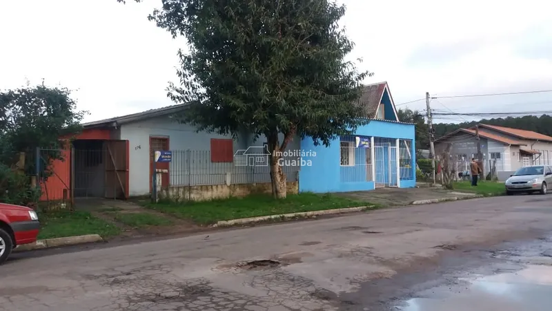 Terreno de esquina com casas: 2ª foto da galeria de imagens do imóvel