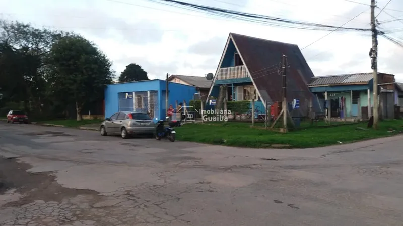 Terreno de esquina com casas