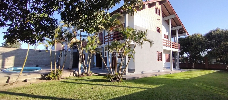 Bela casa com piscina!