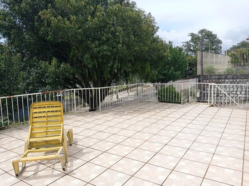 Casa de equina com peças amplas, ótima localização!: 17ª foto da galeria de imagens do imóvel