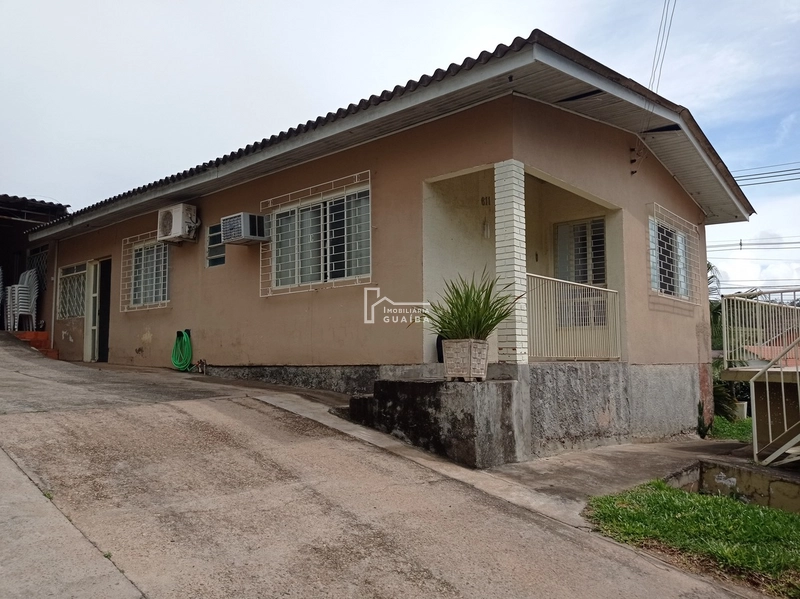 Casa de equina com peças amplas, ótima localização!