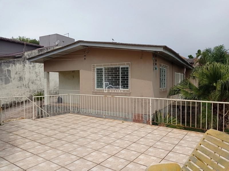 Casa de equina com peças amplas, ótima localização!: 2ª foto da galeria de imagens do imóvel