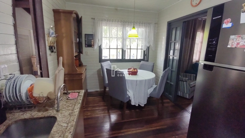 Casa de 3 dormitórios com piscina: 6ª foto da galeria de imagens do imóvel