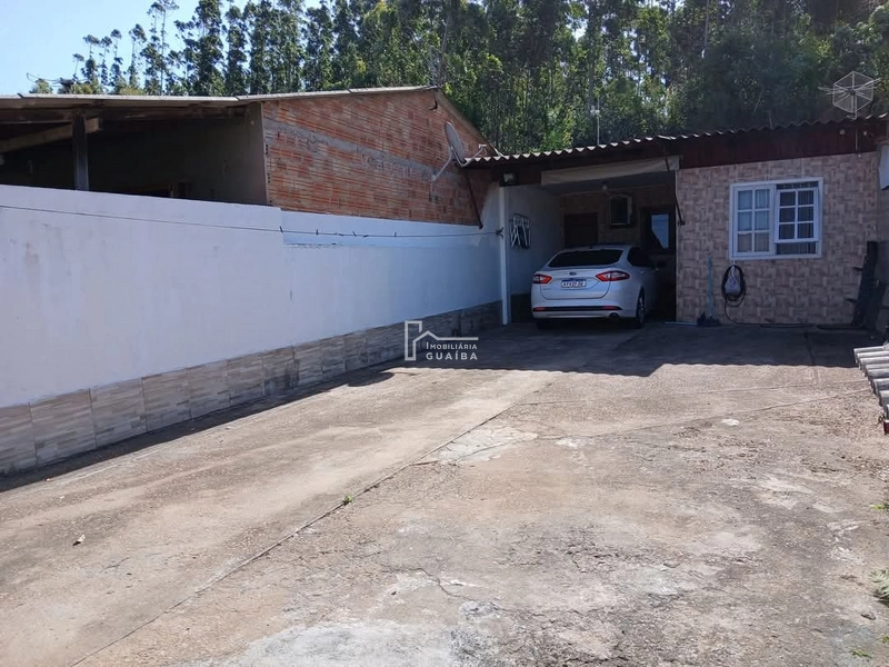 CASA COM PATIO INDIVIDUAL .