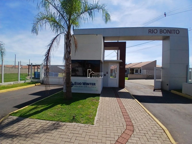 Casa a venda em condomínio com pátio individual.