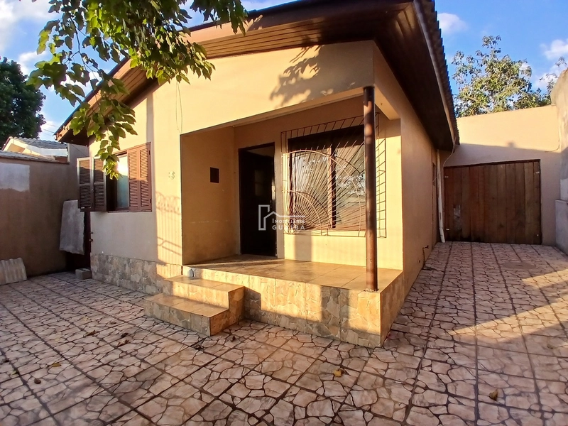 CASA COM 3 DORMITÓRIOS E 2 BANHEIROS: 1ª foto da galeria de imagens do imóvel